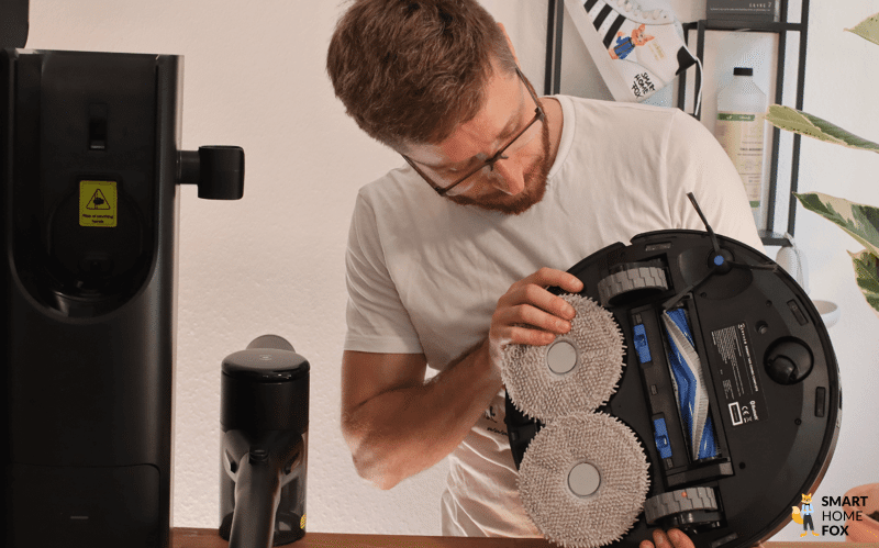 Die rotierenden Wischpads des DEEBOT T30S sind zu sehen.